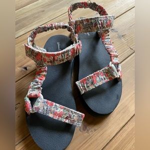 Universal Thread Sandals. Size 7. Floral Fabric Print. Velcro Closure.